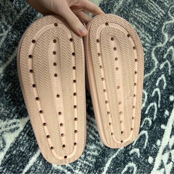Super cute & comfy pink cloud slide sandals - Picture 3 of 3